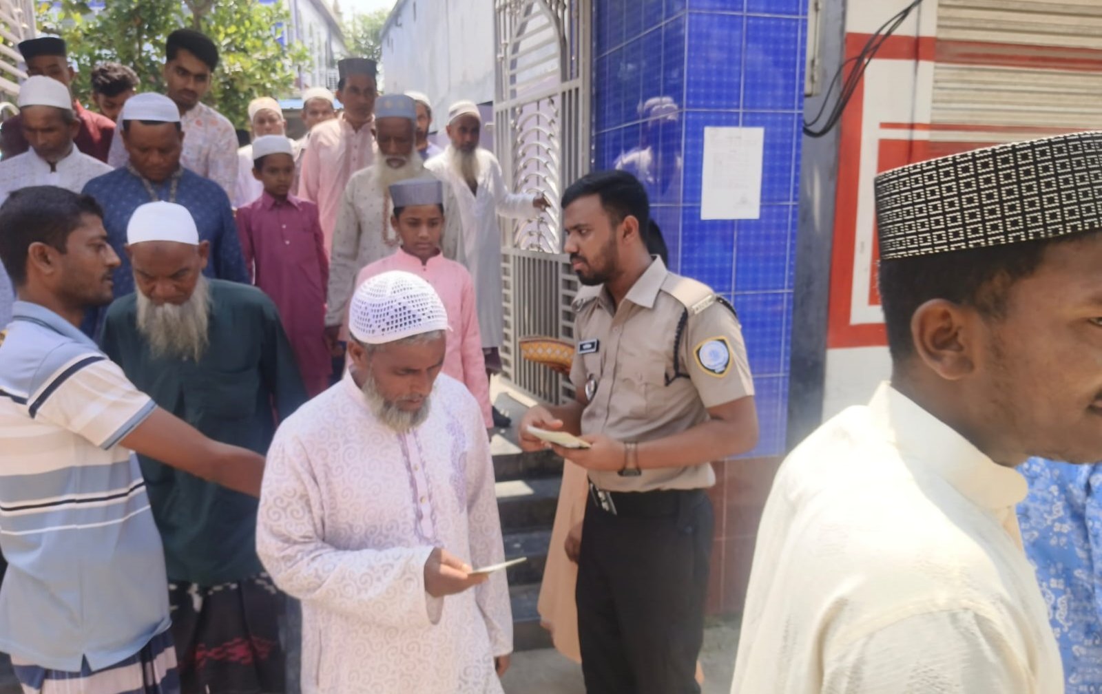 ডিএনসির উদ্যোগে মুসল্লীদের মাঝে মাদকবিরোধী লিফলেট বিতরণ