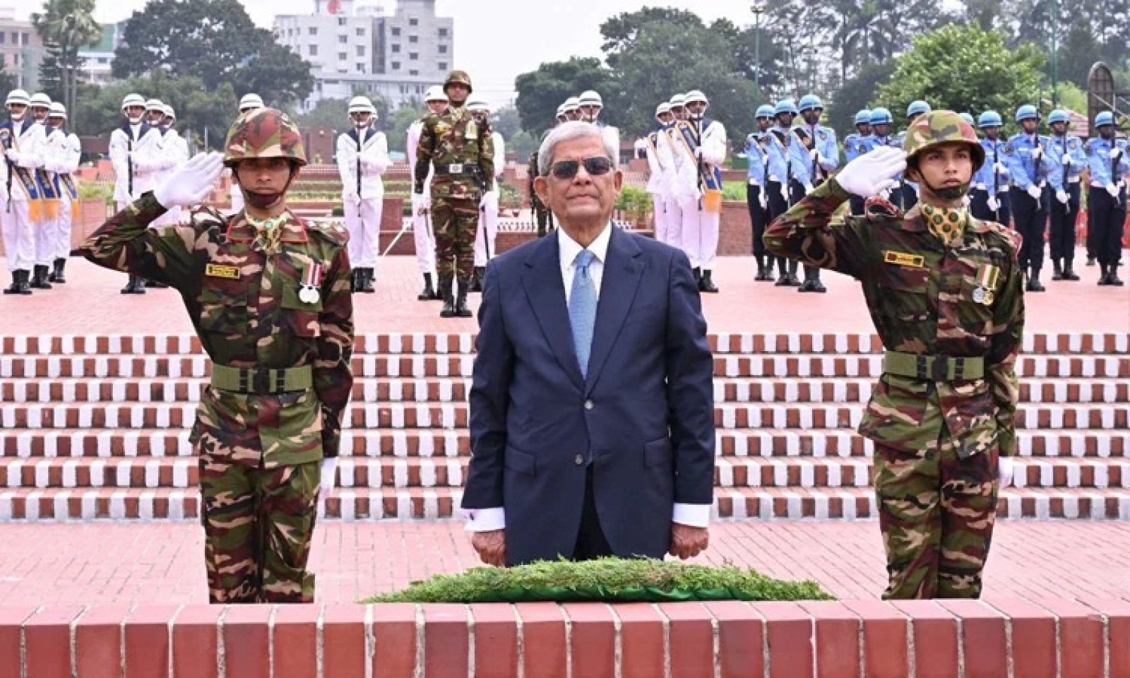 জাতীয় স্মৃতিসৌধে রাষ্ট্রপতি মির্জা ফখরুল ইসলাম আলমগীর এর শ্রদ্ধা নিবেদন-পরিদর্শন-বইয়ে স্বাক্ষর