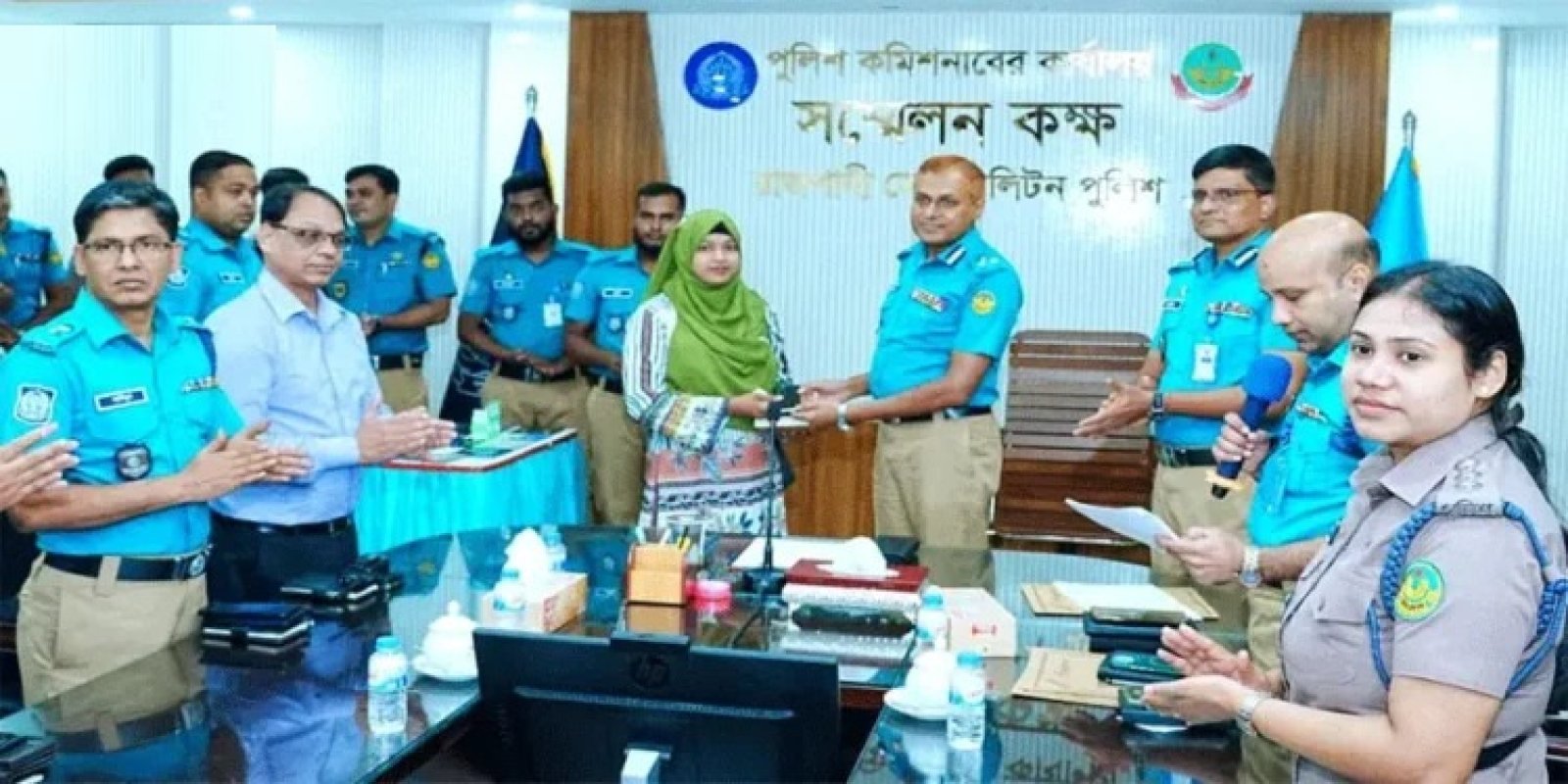 ১২৫টি মোবাইল প্রকৃত মালিকদের হাতে দিলেন আরএমপি কমিশনার
