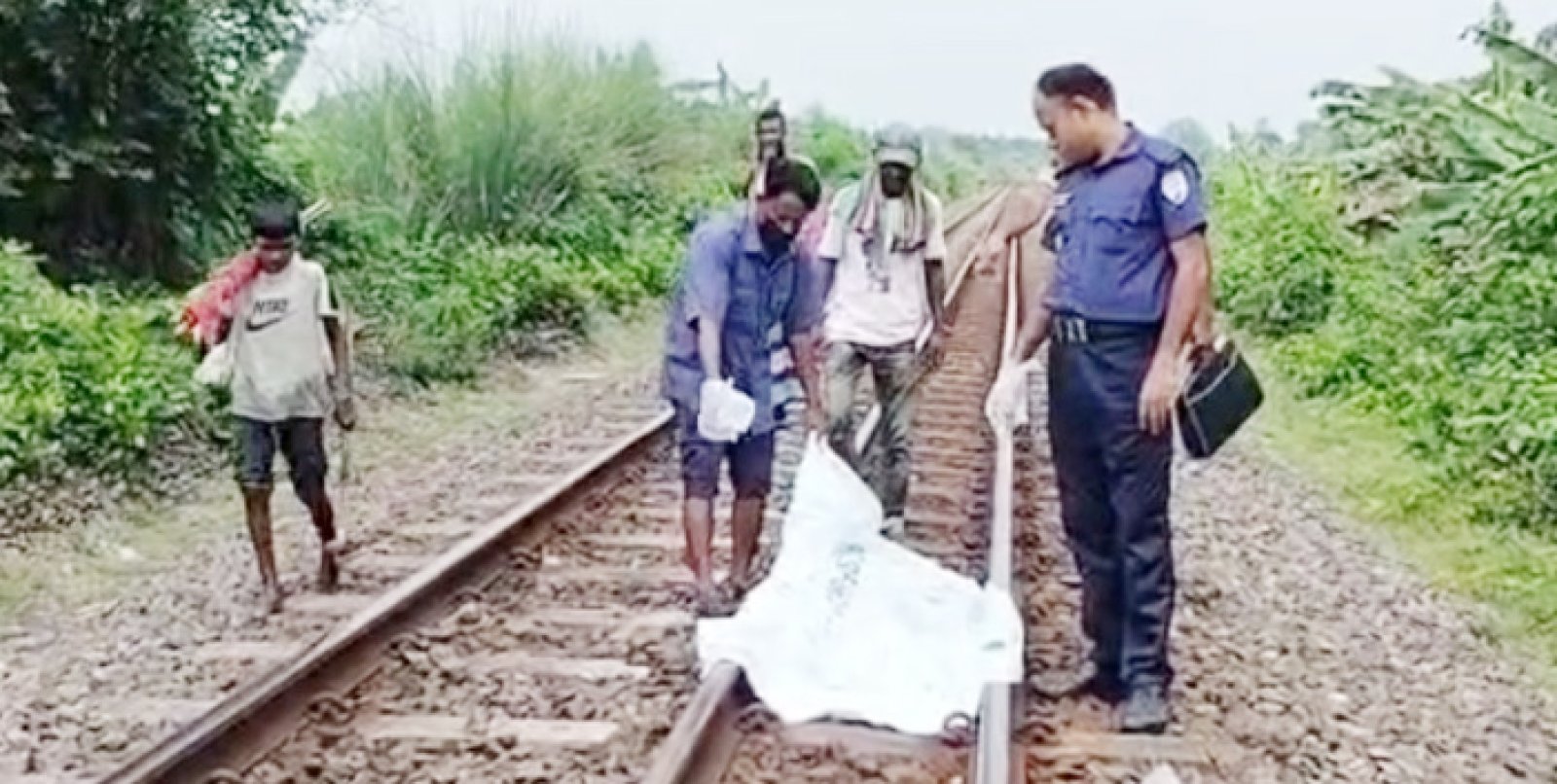 নলডাঙ্গায় ট্রেনের ধাক্কায় অজ্ঞাত ব্যক্তির মৃত্যু