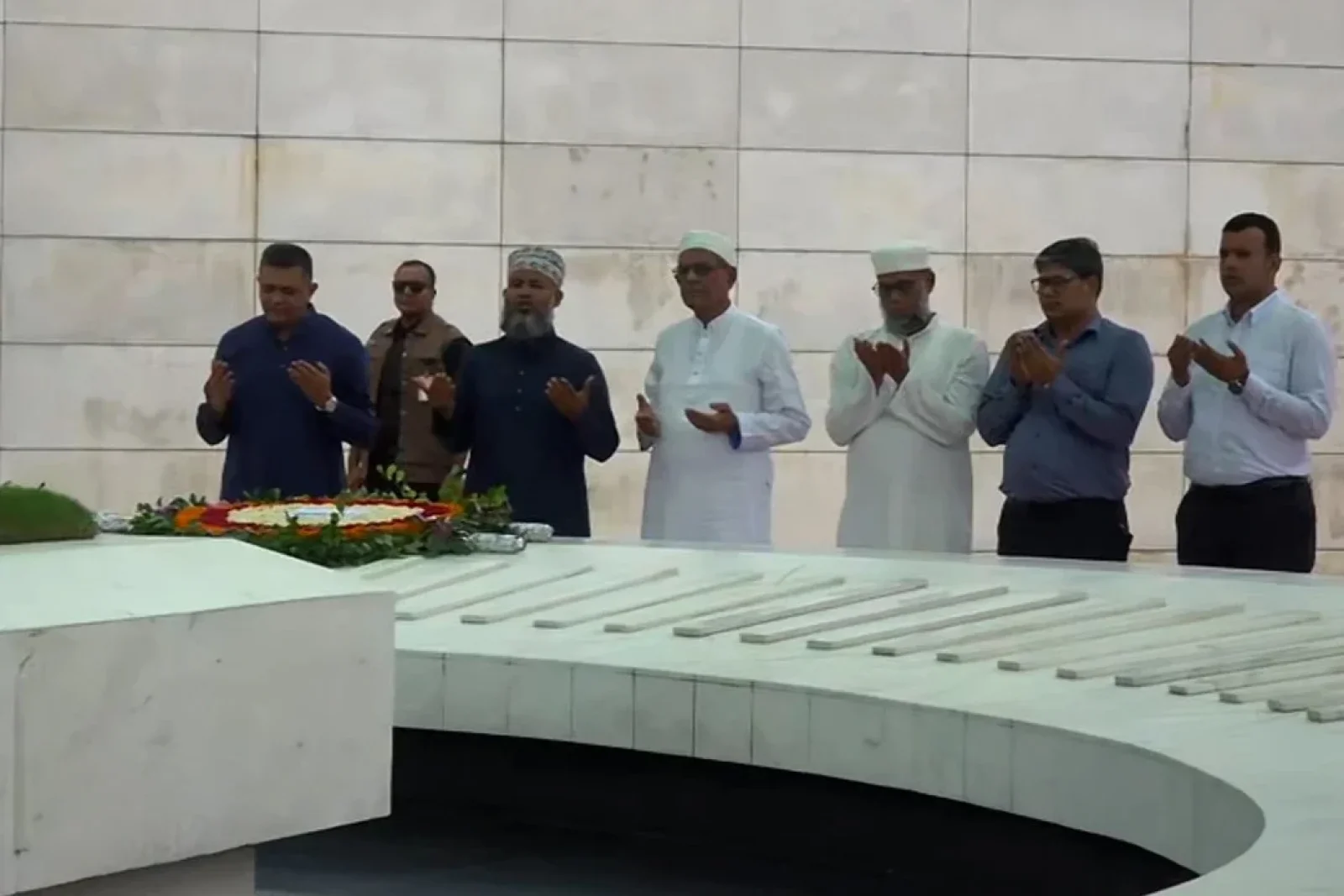 শহীদ জিয়া ও খালেদা জিয়ার কবরে নবনির্বাচিত রাষ্ট্রপতির শ্রদ্ধা