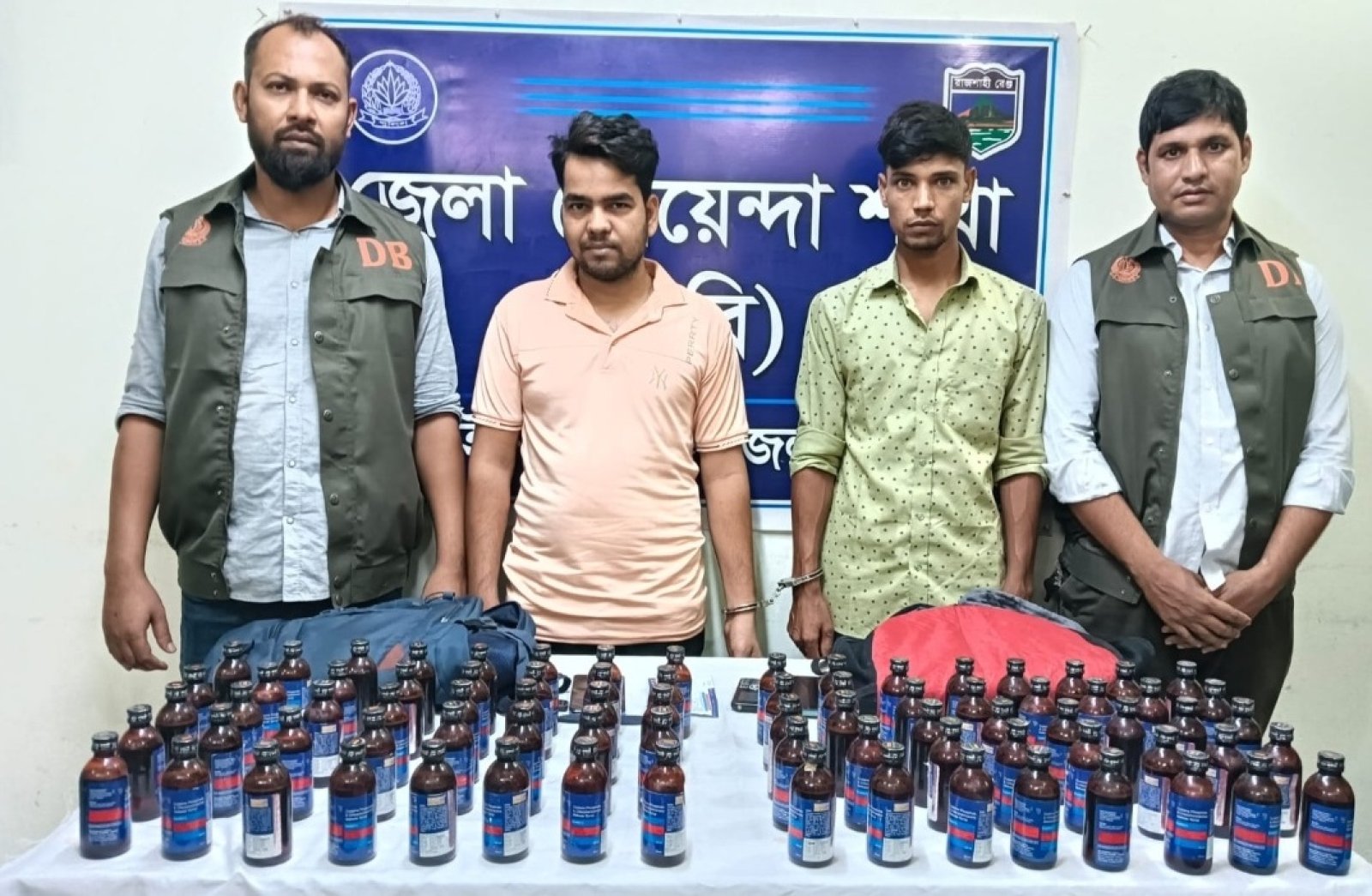 চাঁপাইনবাবগঞ্জে ডিবির অভিযানে এস্কাফ সিরাপসহ ২ জন গ্রেফতার