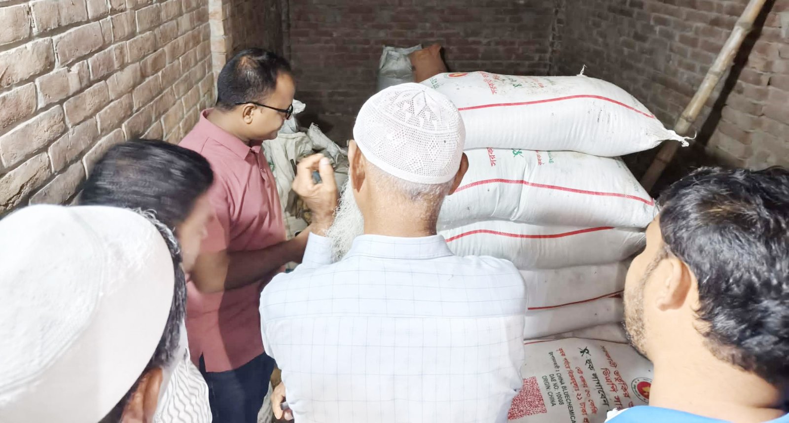 গোমস্তাপুরে অবৈধভাবে সার মজুদ ॥ ব্যবসায়ীকে ৩০ হাজার টাকা জরিমানা