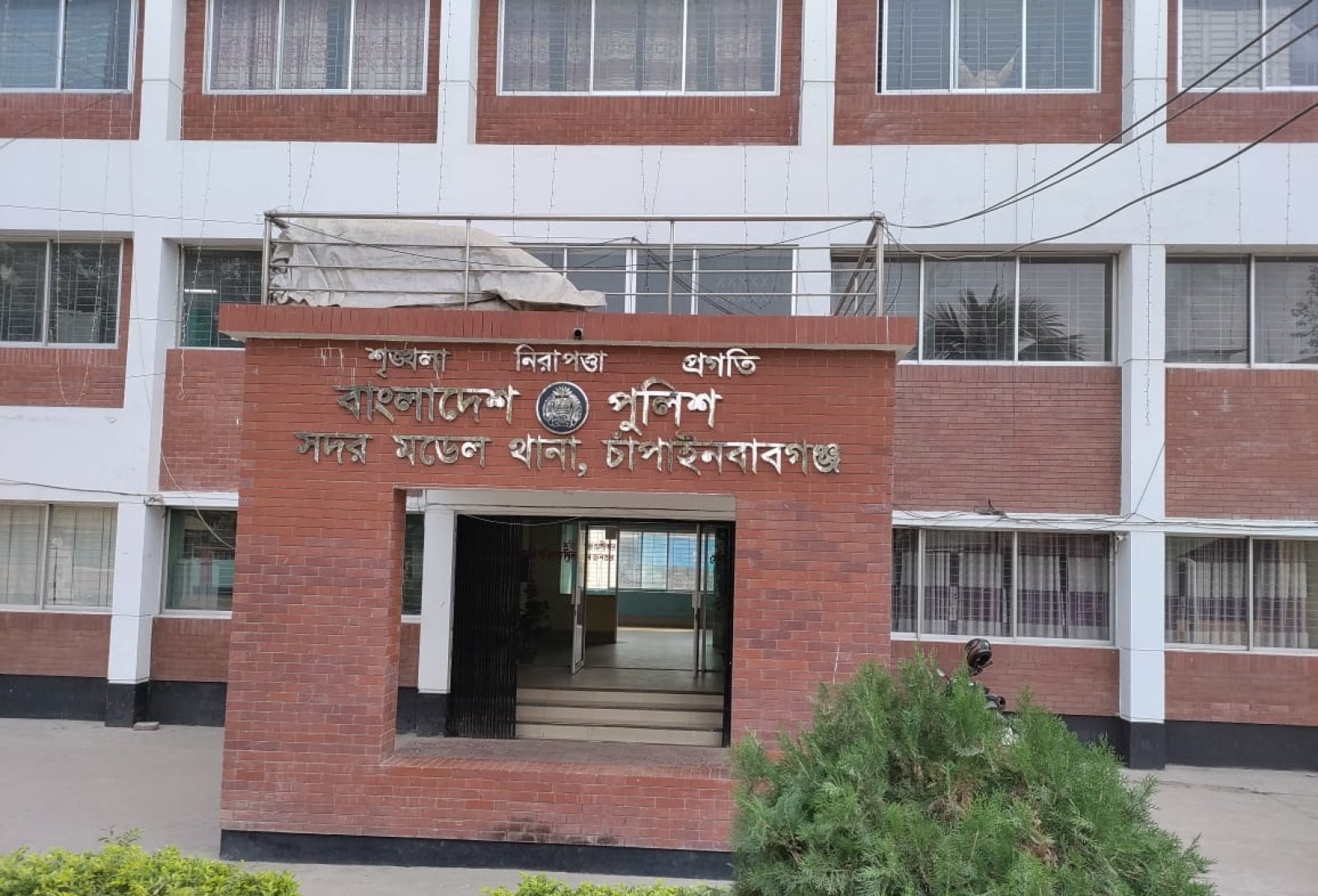 চাঁপাইনবাবগঞ্জে ছিনতাইকারীর ছুরিকাঘাতে পথচারী জখম-গ্রেপ্তার এক