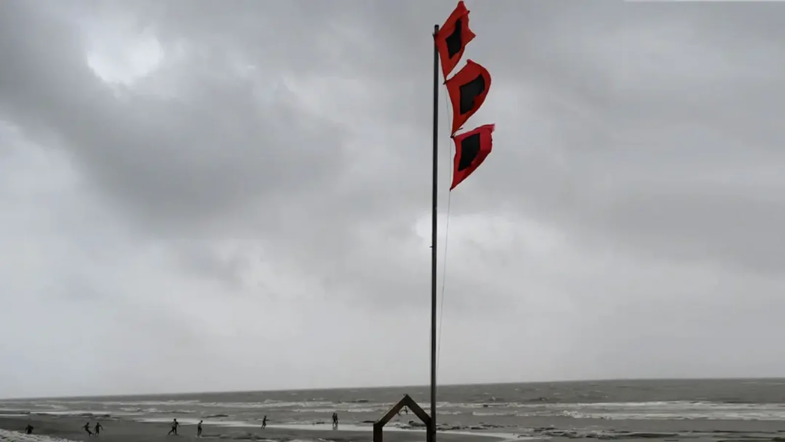 উপকূলে ঝোড়ো হাওয়ার শঙ্কা, সাগরে তিন নম্বর সতর্কতার নির্দেশ