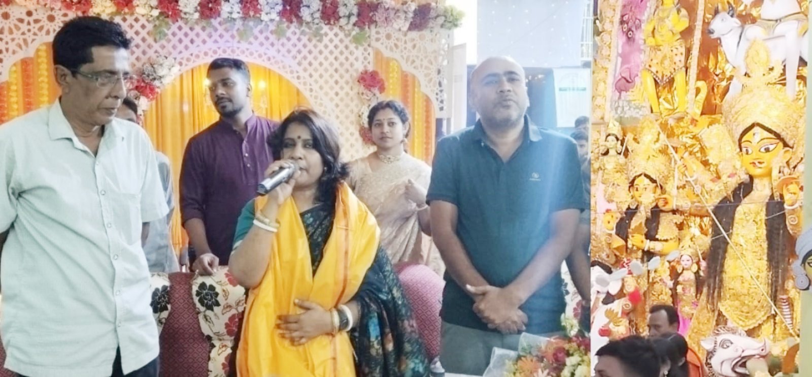চাঁপাইনবাবগঞ্জের বারঘরিয়া বাইশপুতুল দুর্গামন্দির পরিদর্শনে ট্রাস্টি তাপসী দত্ত