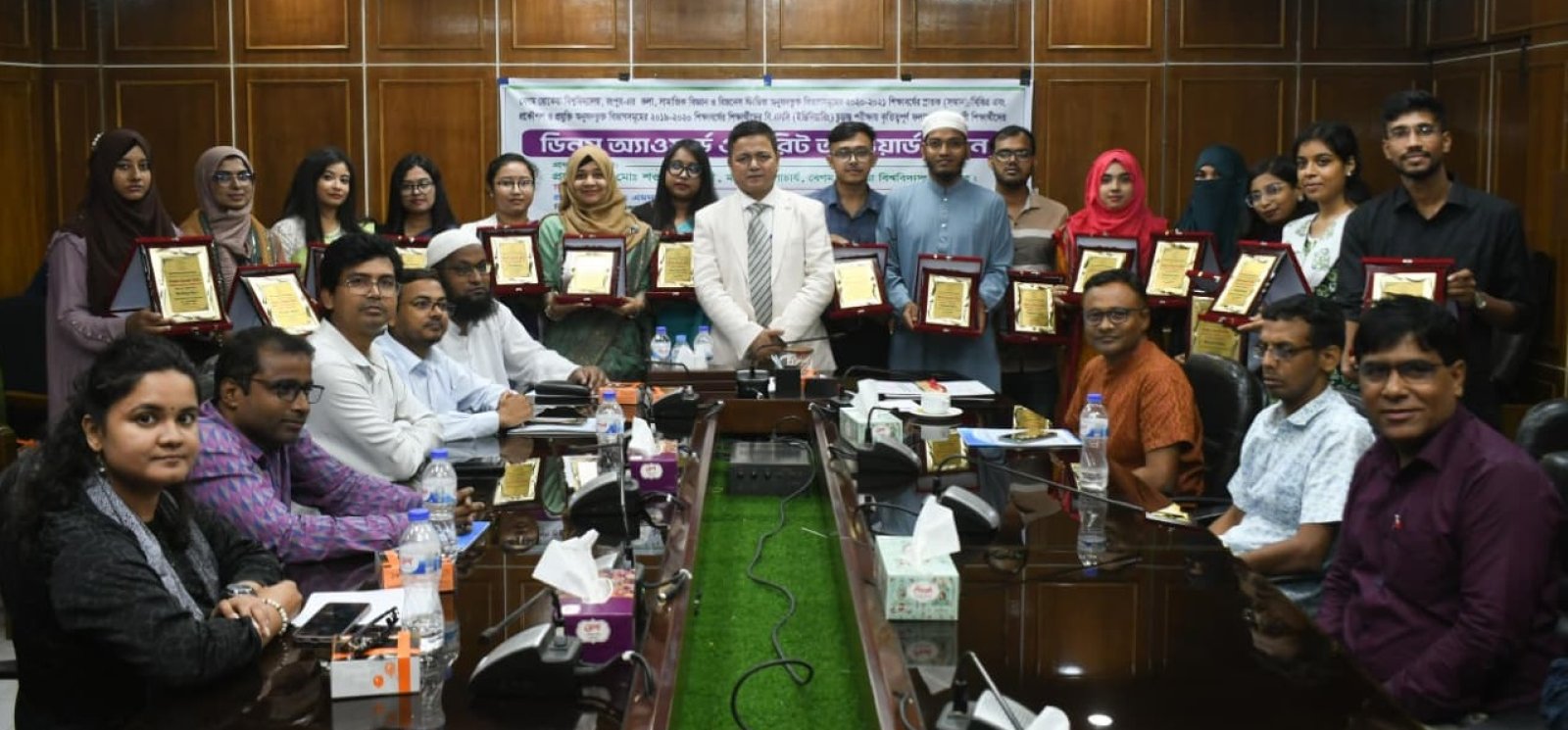 বেরোবিতে ডিনস অ্যাওয়ার্ড ও মেরিট অ্যাওয়ার্ড পুরস্কার প্রদান