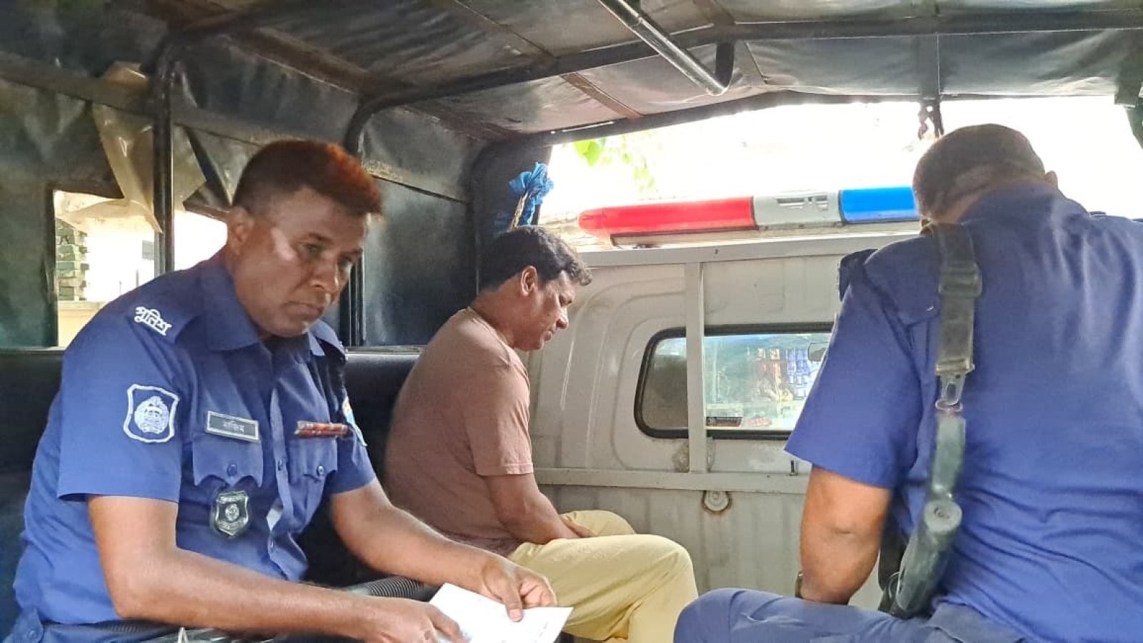 নবাবগঞ্জ উচ্চ বিদ্যালয়ের ছাত্রী’কে ধর্ষণের অভিযোগে শিক্ষক মিজানুর গ্রেফতার