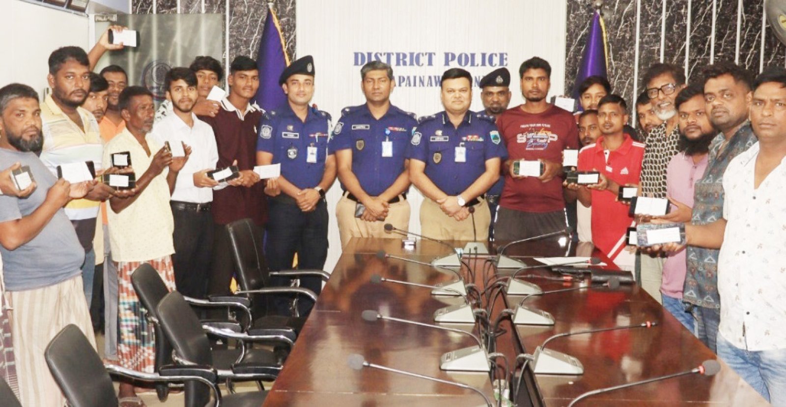 চাঁপাইনবাবগঞ্জে ৩০টি মোবাইল উদ্ধার ॥ মালিকদের দিলেন পুলিশ সুপার