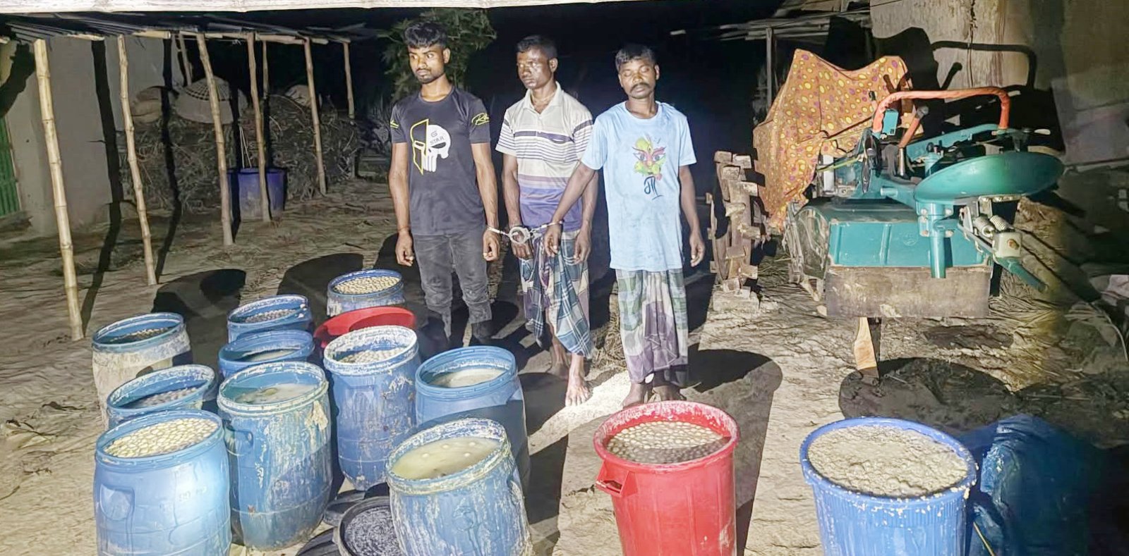 পত্নীতলায় চোলাই মদ এবং তৈরির উপকরণসহ আটক-৩
