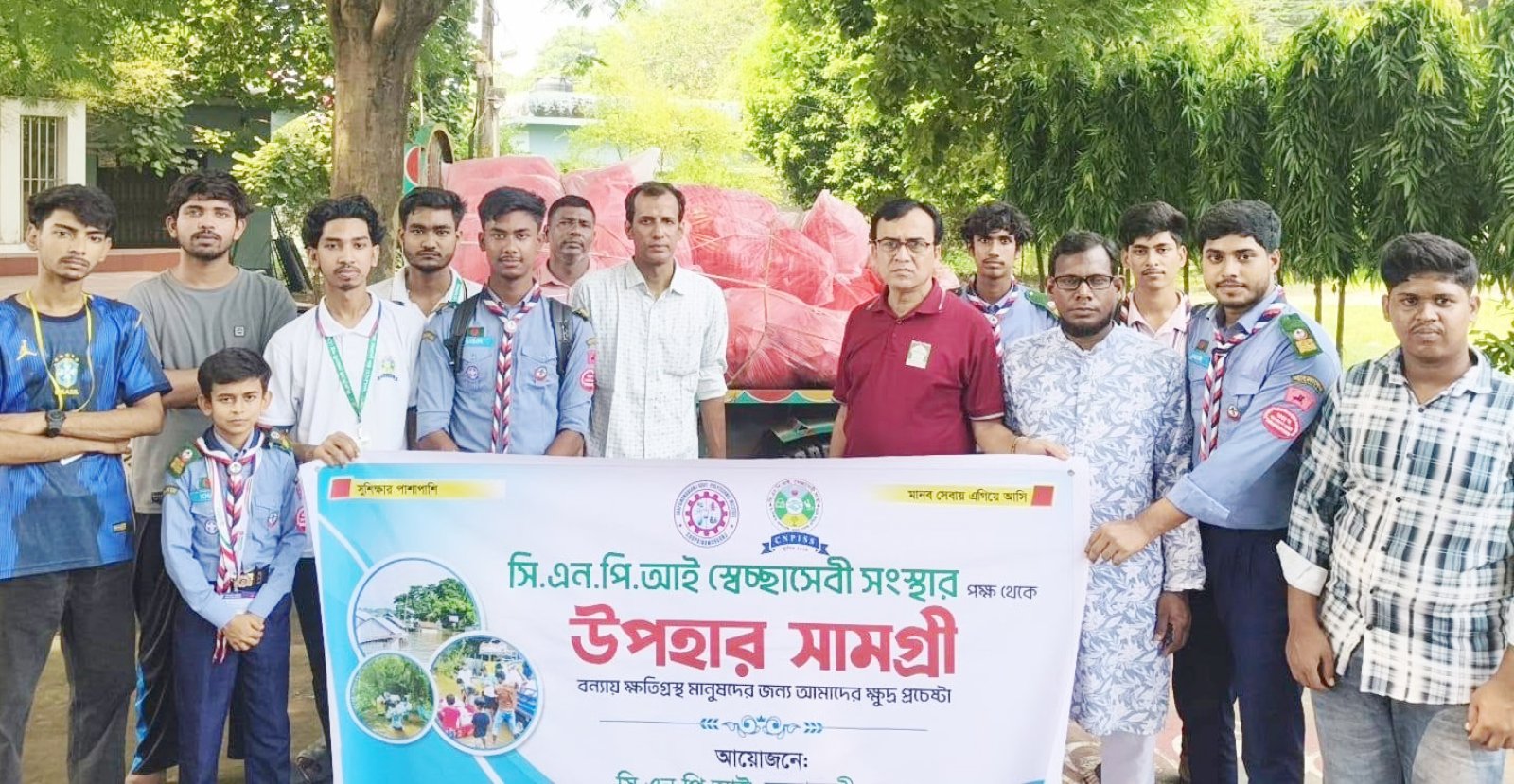 চাঁপাইনবাবগঞ্জে বন্যা কবলিত মানুষের মাঝে ত্রাণ সামগ্রী বিতরণ