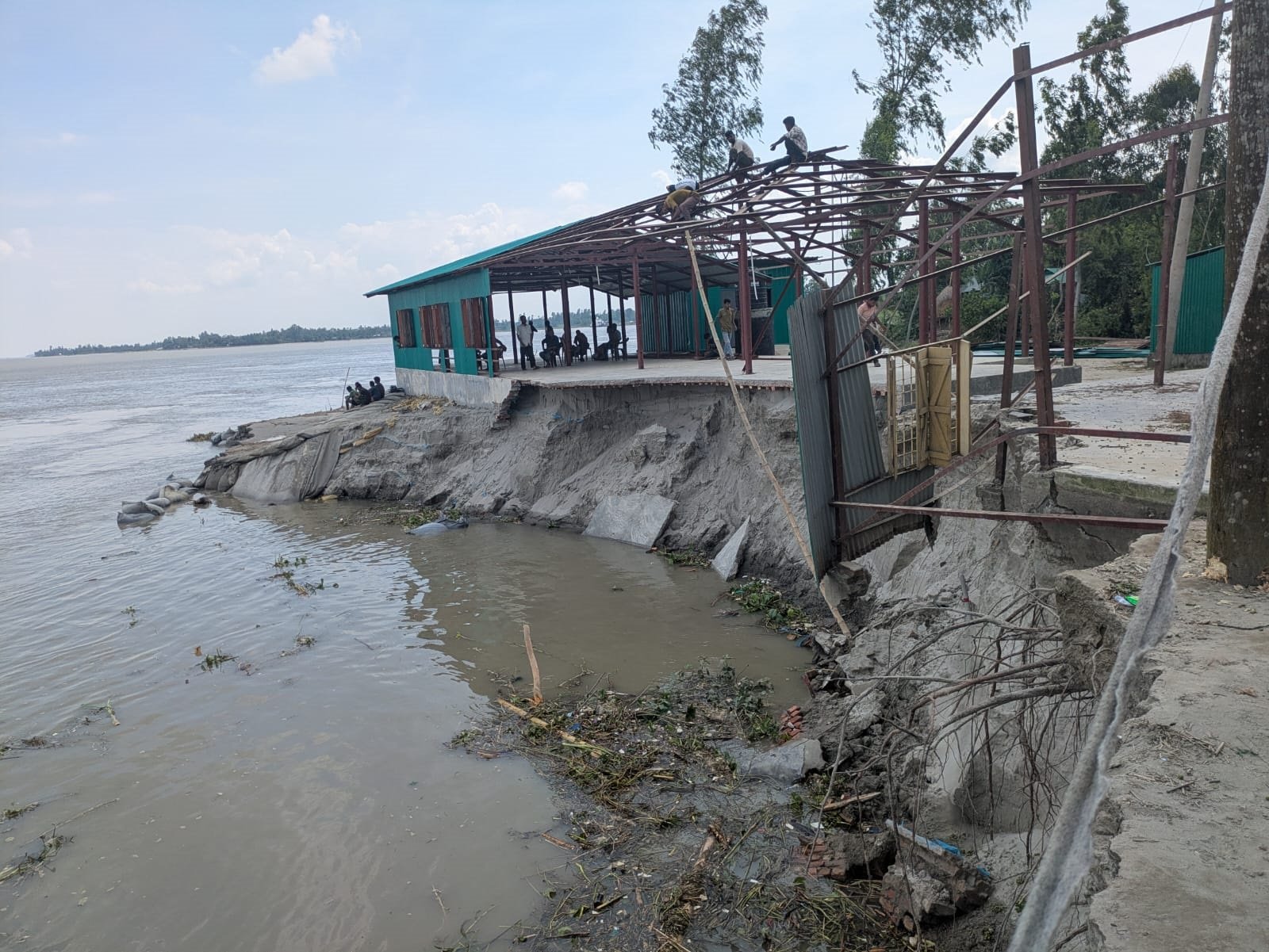তিস্তার ভাঙ্গনে সুন্দরগঞ্জের ভোরের পাখি সরকারি প্রাথমিক বিদ্যালয় নদী গর্ভে