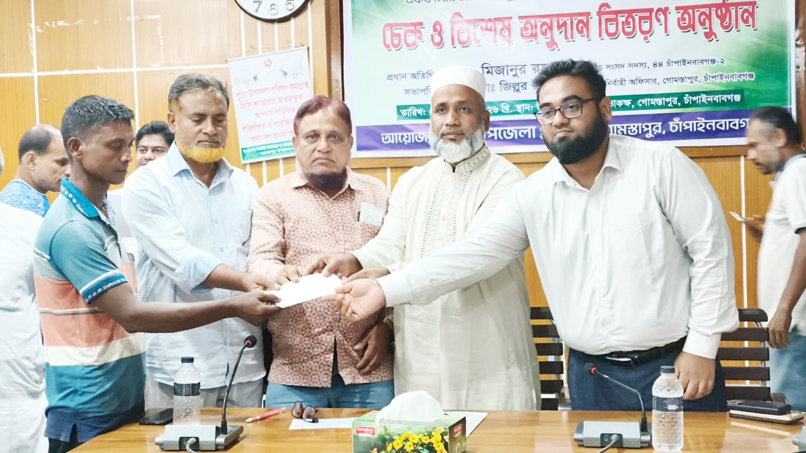 গোমস্তাপুরে দুঃস্থ-অসহায়দের মাঝে চেক ও আর্থিক সহায়তা বিতরণ