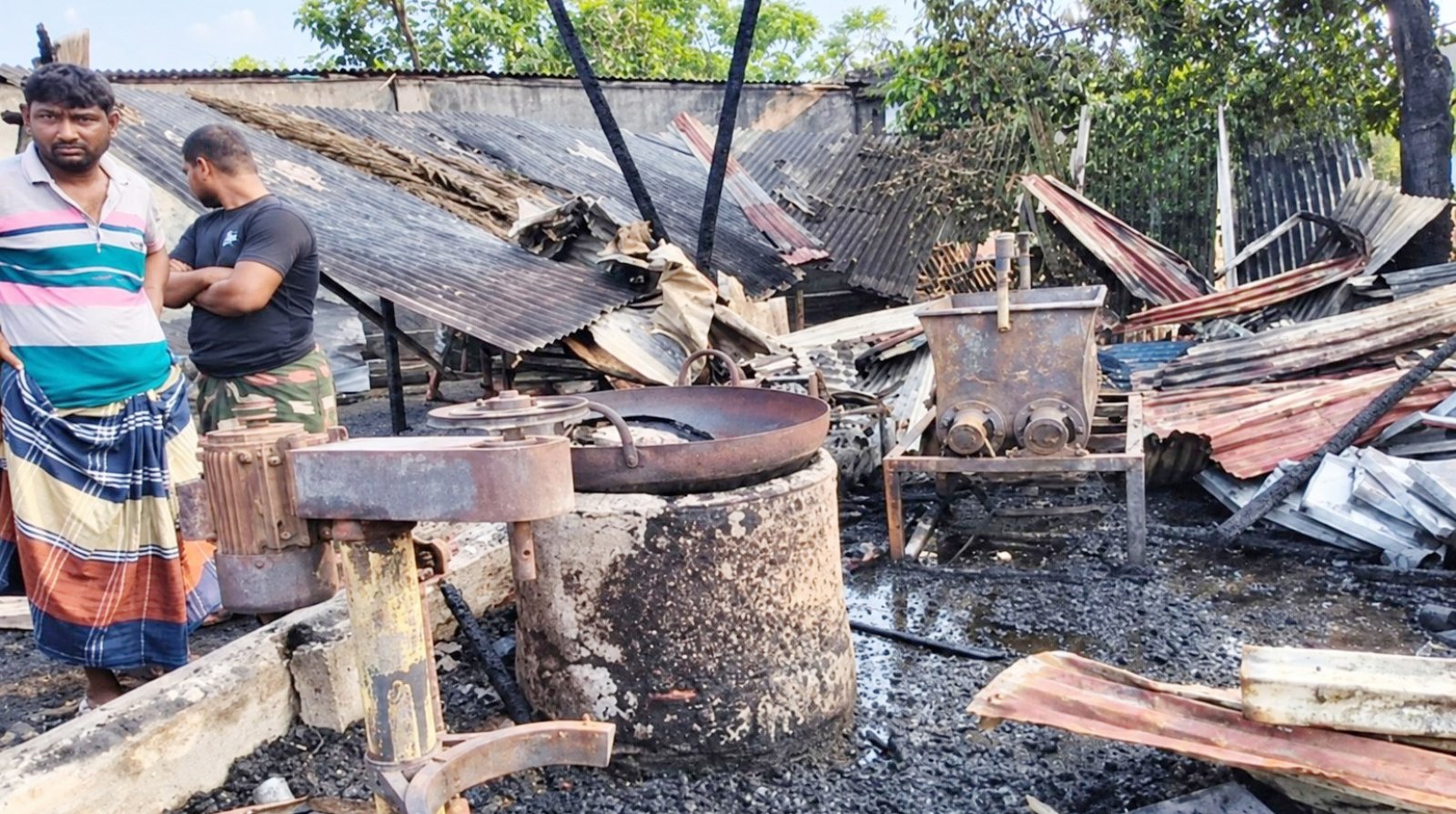 গোমস্তাপুরে বিস্কুট কারখানায় ভয়াবহ অগ্নিকাণ্ড ॥ ক্ষতি ৩৫ লাখ টাকা
