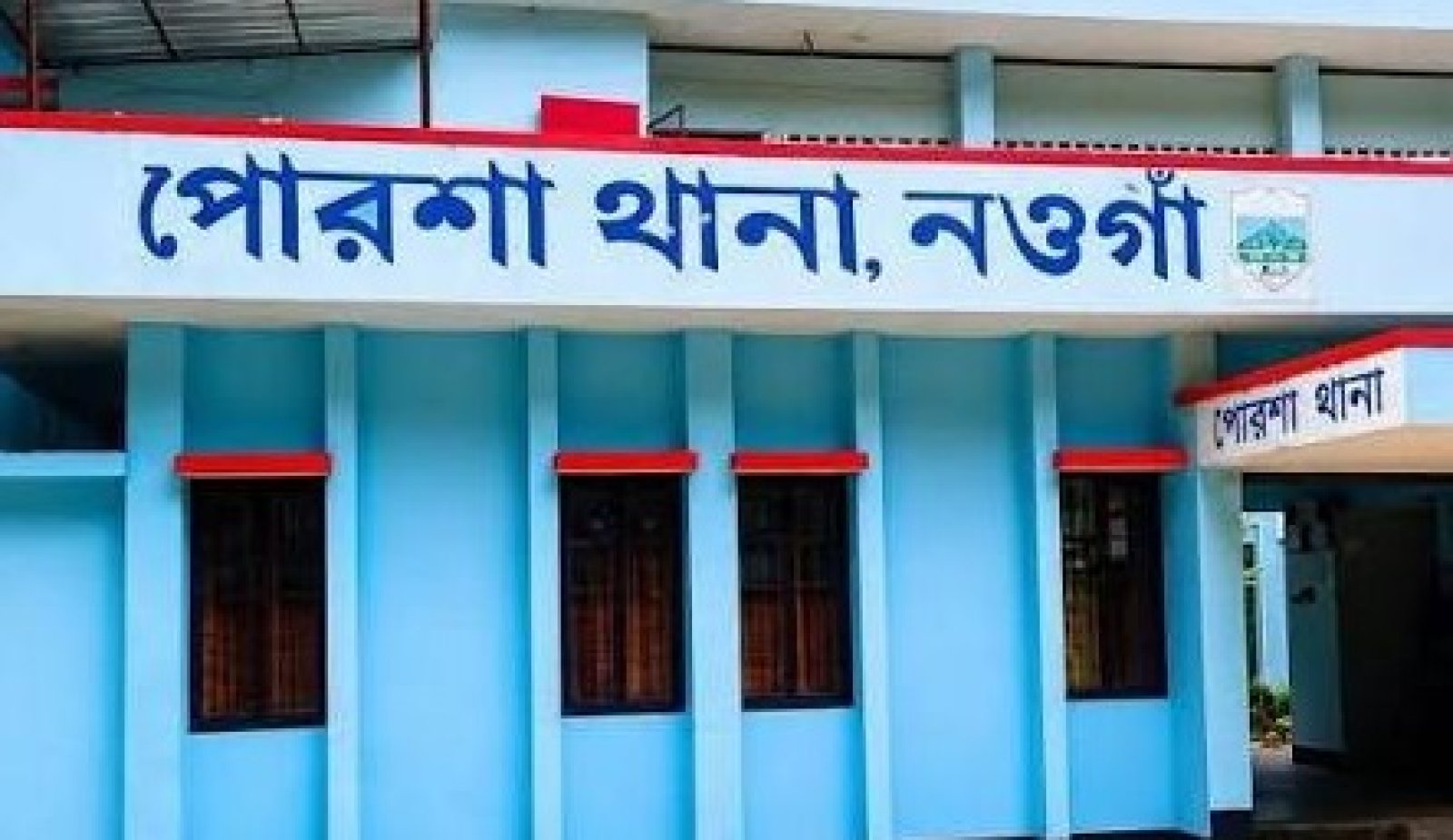 পোরশায় ফুটপাত দখল করে দোকান বসানো ও চাঁদা আদায়ের অভিযোগ