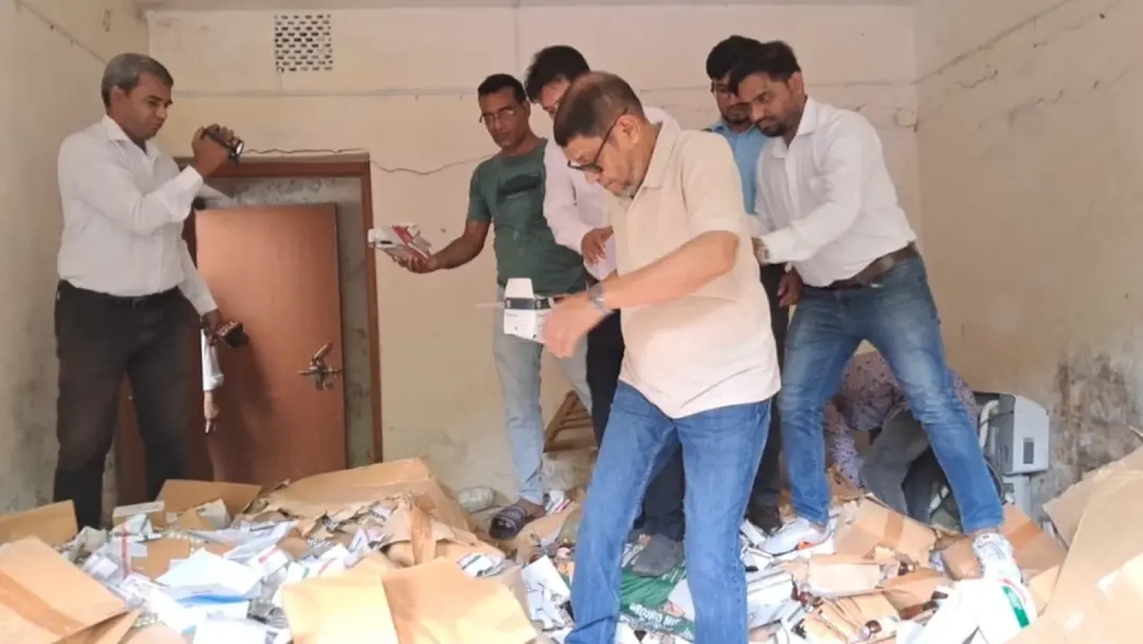 স্বাস্থ্য কমপ্লেক্সের বাথরুমে সরকারি ওষুধ, ক্ষুব্ধ স্বাস্থ্যমন্ত্রী
