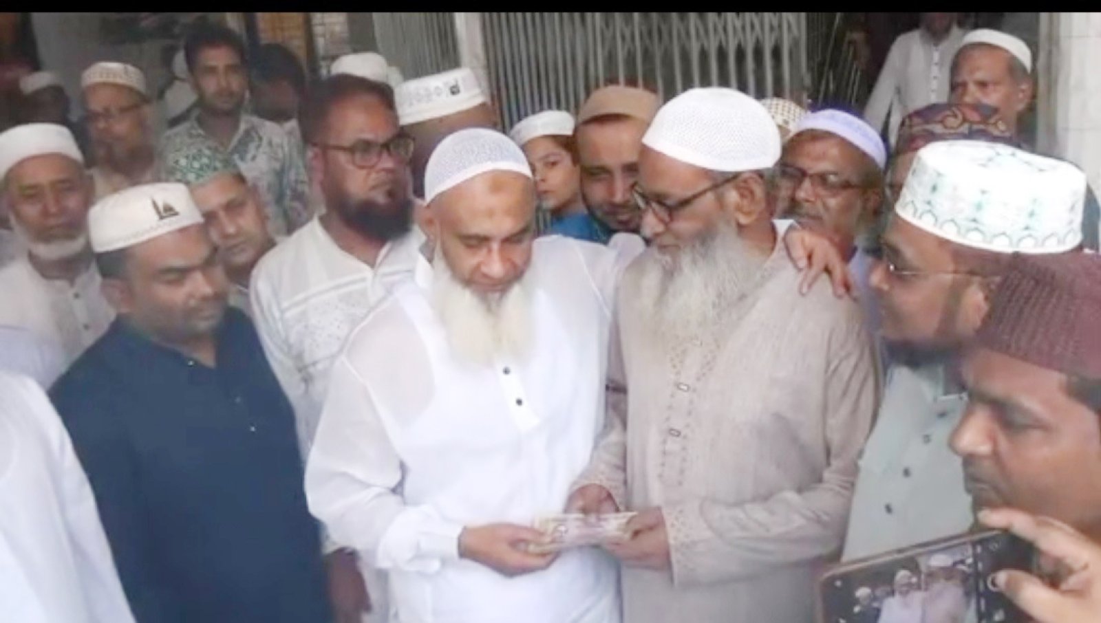 নাটোরে মসজিদের উন্নয়নে সাবেক মেয়র আল মামুন’র অর্থ সহায়তা