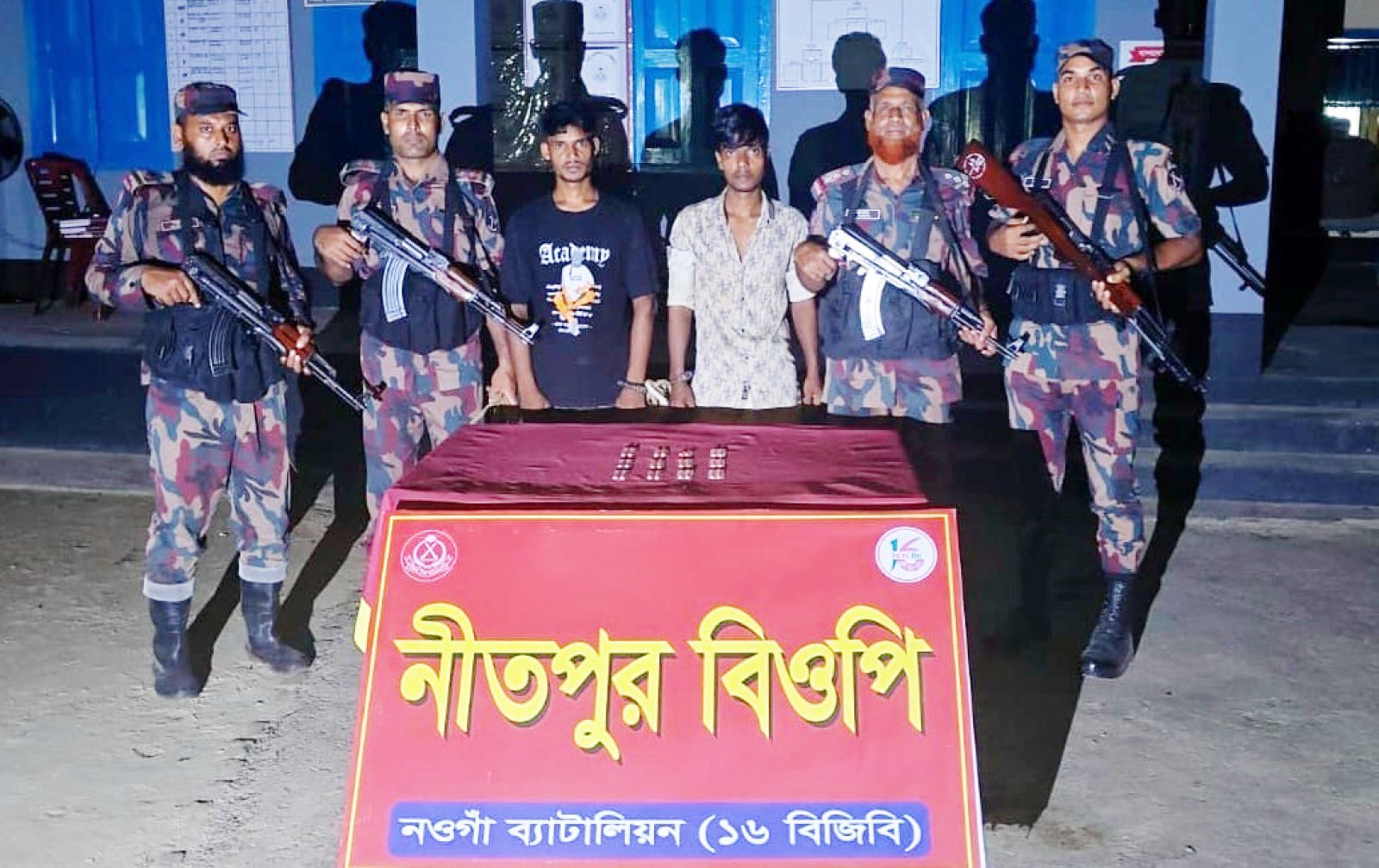 পোরশার নিতপুর সীমান্তে ট্যাপেন্টাডল ট্যাবলেটসহ দুই চোরাকারবারী আটক