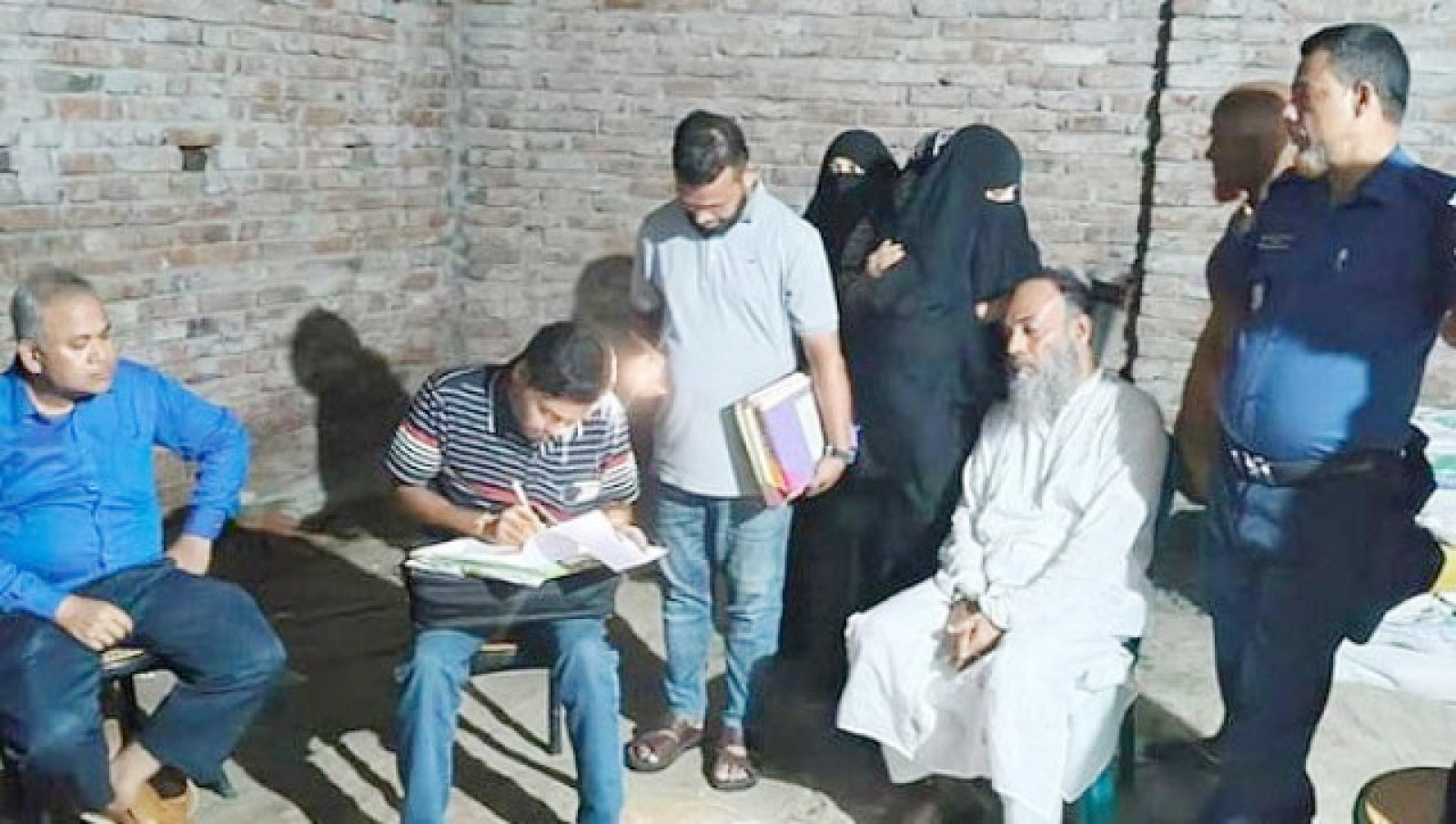 গোদাগাড়ীতে সার মজুদ ॥ ডিলারের এক মাসের কারাদণ্ড
