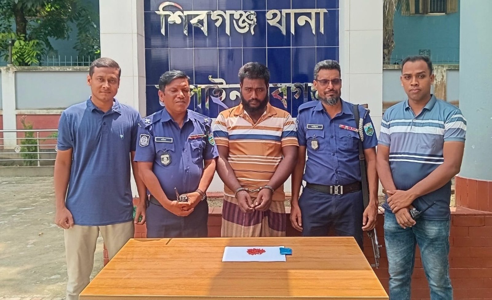 শিবগঞ্জে পুলিশের অভিযানে ইয়াবাসহ মাদক ব্যবসায়ী গ্রেপ্তার