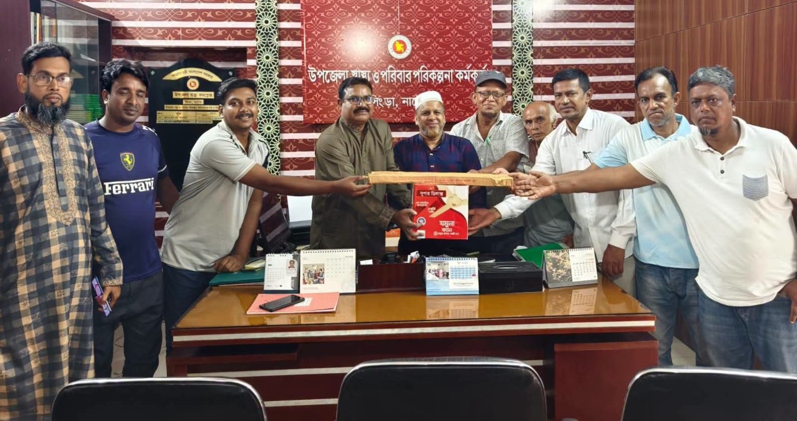 সিংড়া উপজেলা স্বাস্থ্য কমপ্লেক্সে ৩৫টি ফ্যান দিলেন এমপি আনু