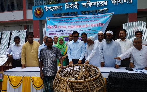জয়পুরহাটে ক্ষুদ্র নৃ-গোষ্ঠীর মাঝে ভেঁড়া ও হাঁস বিতরণ