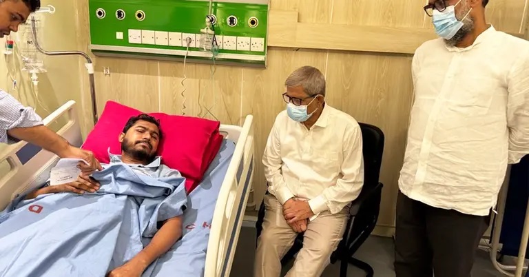 নুরকে দেখতে ঢাকা মেডিকেলে মির্জা ফখরুল