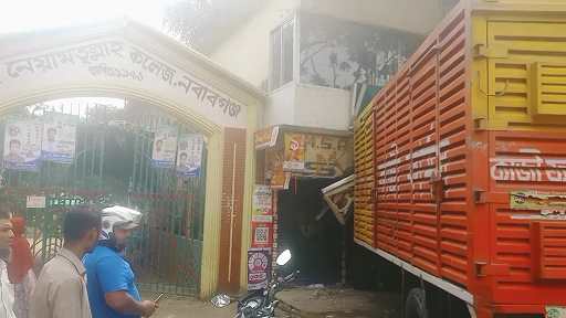 চাঁপাইনবাবগঞ্জে নিয়ন্ত্রণ হারিয়ে কাভার্ডভ্যান মার্কেটে ॥ আহত ৩