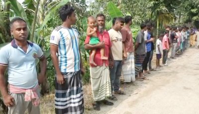 নাটোরে ধর্ষণ চেষ্টার অভিযোগ অস্বীকার করে অভিযুক্তের মানববন্ধন
