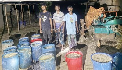 পত্নীতলায় চোলাই মদ এবং তৈরির উপকরণসহ আটক-৩