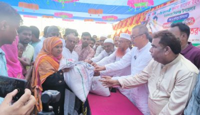 চাঁপাইনবাবগঞ্জে চরাঞ্চলে বন্যায় ক্ষতিগ্রস্থদের মাঝে জেলা পরিষদের প্রশাসক হারুনুর রশীদের খাদ্য সহায়তা