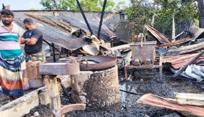 গোমস্তাপুরে বিস্কুট কারখানায় ভয়াবহ অগ্নিকাণ্ড ॥ ক্ষতি ৩৫ লাখ টাকা