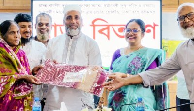 নাচোলে দুর্গাপূজা উপলক্ষে দুঃস্থদের মাঝে এমপি’র শাড়ি বিতরণ
