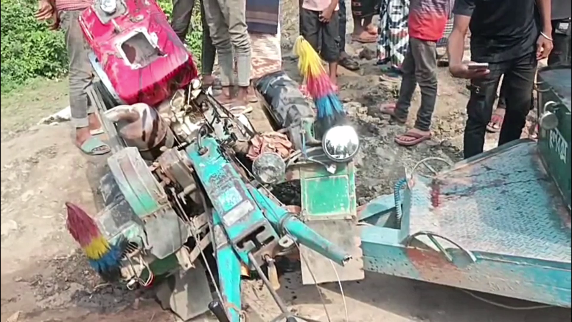 চাঁপাইনবাবগঞ্জে ইটবোঝাই ট্রলি উল্টে বড় ভাই নিহত ॥ আহত ছোট ভাই