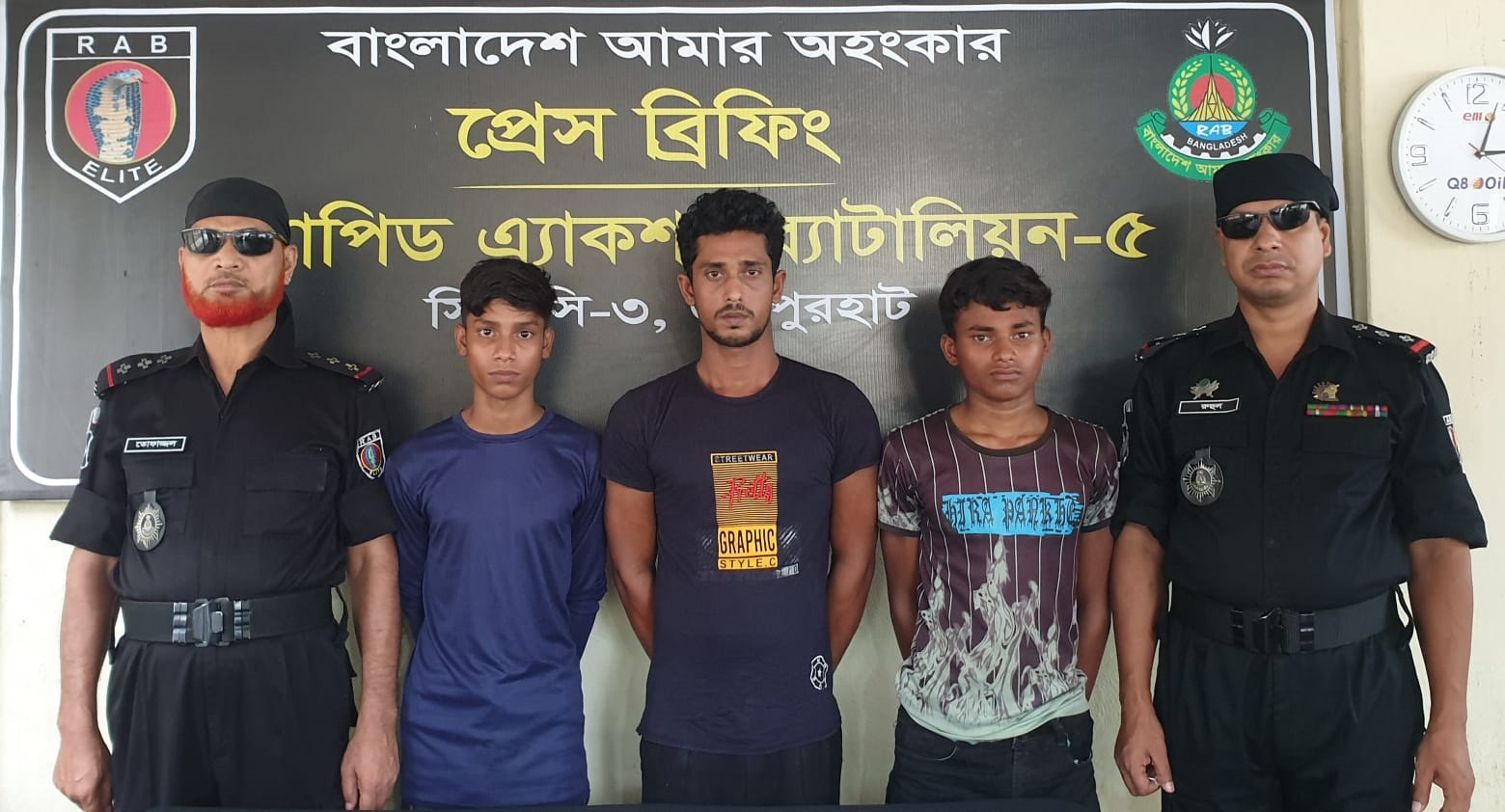 জয়পুরহাটে কিশোর গ্যাংয়ের লিডারসহ ৩ জন আটক