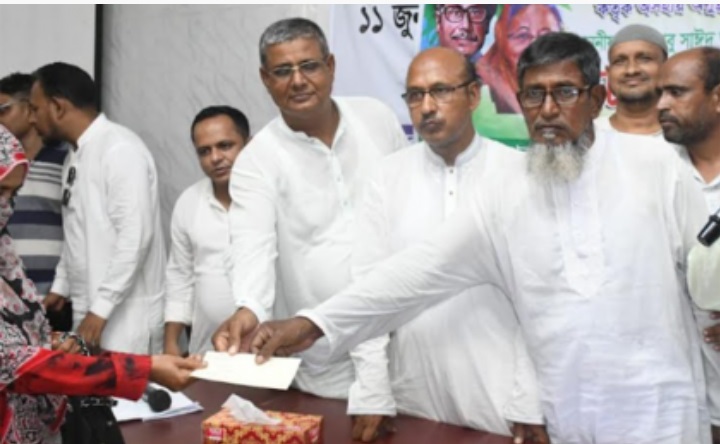 আক্কেলপুরে প্রধানমন্ত্রীর অনুদানের চেক বিতরণ