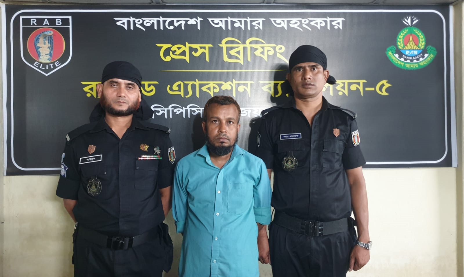র‌্যাবের অভিযানে জয়পুুরহাটে ট্যাপেন্টাডলসহ ব্যবসায়ী আটক